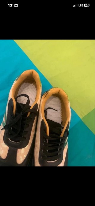 Zapatillas deportivas negras y doradas