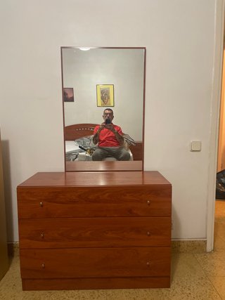 Cómoda de madera con espejo