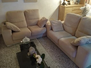 Sofá de tela beige