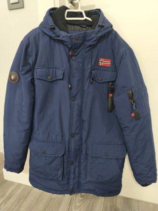 Cazadora azul con capucha