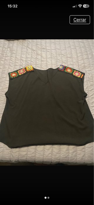 Camiseta Negra con Detalles de Crochet