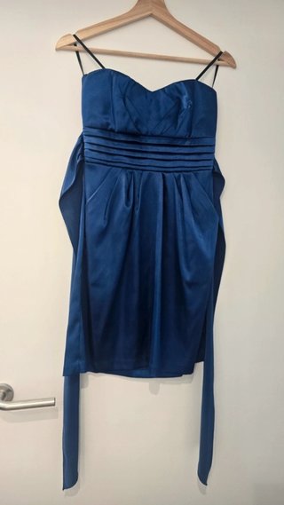 Vestido de evento azul eléctrico con bolsillos