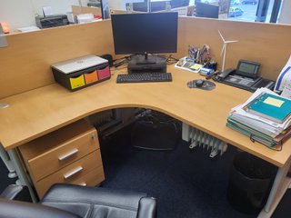 Mesa de oficina con ala