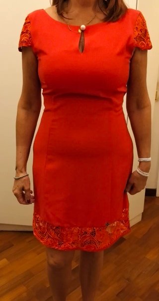 Vestito corallo con ricami