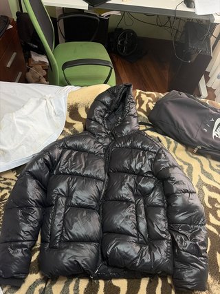 Chaqueta Acolchada Negra con Capucha