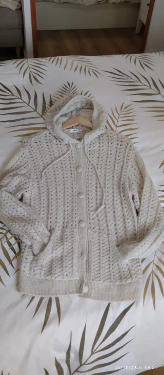 Chaqueta de punto calada con capucha Mango