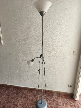 Lámpara de pie con dos focos