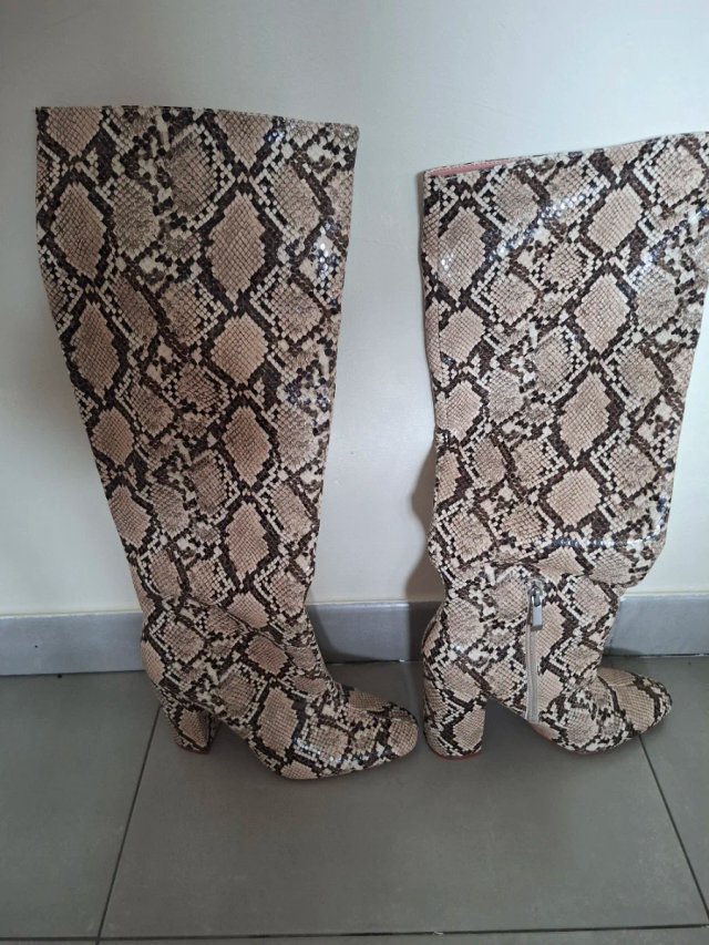 Botas altas con estampado de serpiente