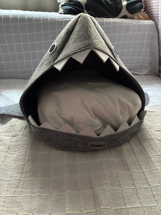 Cama para mascotas forma  tiburón con cojin