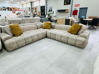 Sofá Modular Beige con Cojines Amarillos