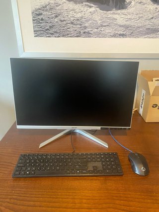 Ordenador Acer Aspire C24 con teclado y ratón