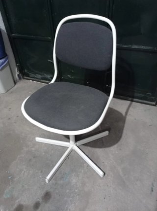 Silla de escritorio blanca y negra