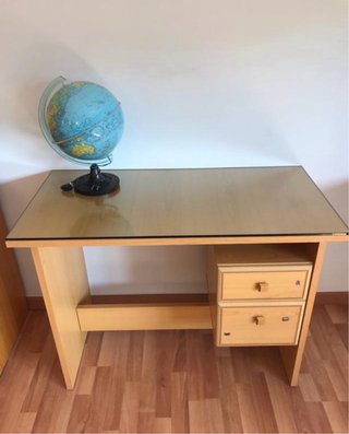 Mesa de Escritorio de Madera con Vidrio