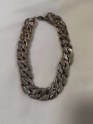 Collar corto de eslabones plateado.