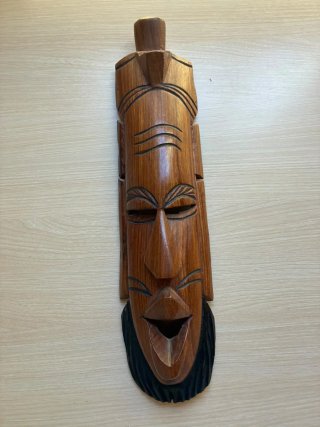 Máscara de madera decorativa