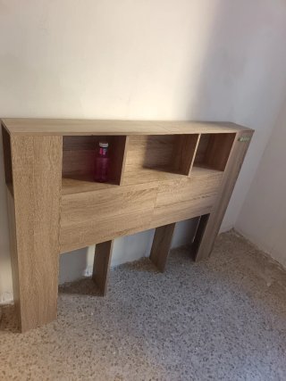 Cabecero de madera con estantes