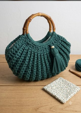 Bolso de Crochet Verde con Asas de Bambú