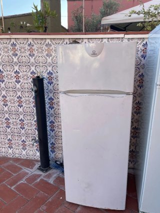 Nevera pequeña Indesit blanca