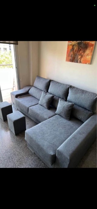 Sofá Chaise Longue Gris con Dos Puffs