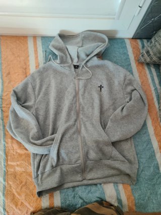 Chaqueta de chándal gris con capucha