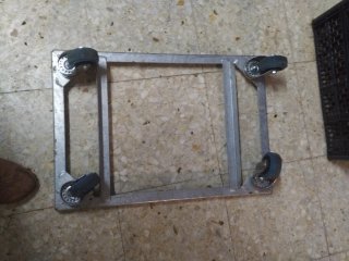 Plataforma con ruedas metálica