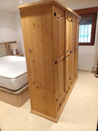 Armario de madera de pino.