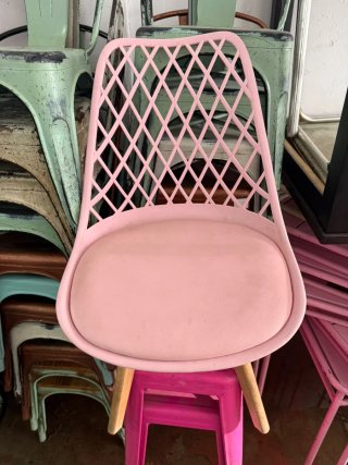 Silla Rosa con Respaldo de Rejilla