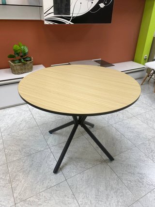 Mesa Redonda de Madera con Patas Negras