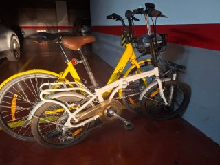2 Bicicletas: Plegable Blanca y Urbana Amarilla