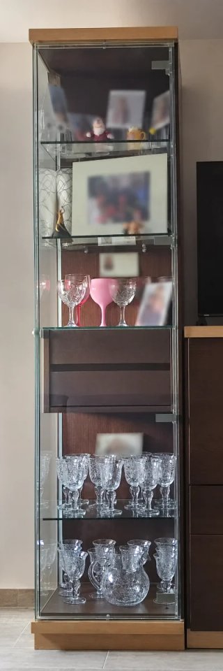 Vitrina alta de madera y cristal