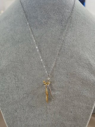 Collana con ciondolo bicolore
