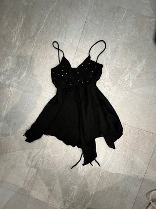 Top negro con detalles brillantes