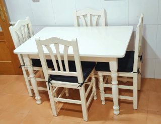 Conjunto de mesa y 4 sillas de madera
