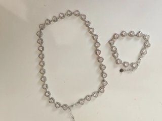 Conjunto de collar y pulsera con corazones