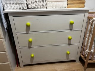 Cómoda Ikea blanca con tiradores verdes