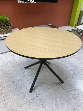 Mesa redonda madera clara y patas negras