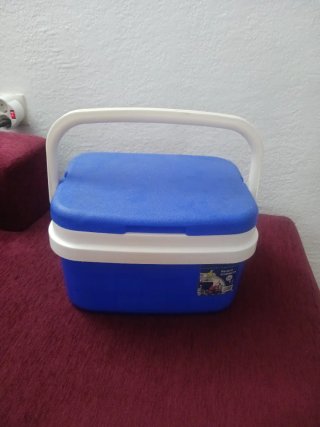 Nevera portátil de playa azul