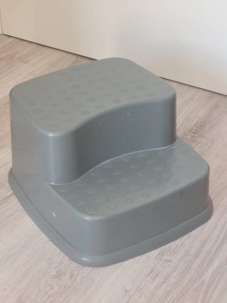 Escalón de dos alturas gris