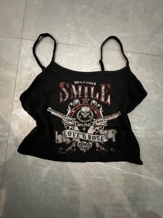 Crop top negro estilo rock