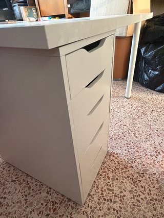 Mesa IKEA con cajonera blanca