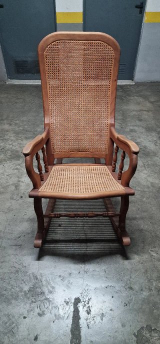Sillón Mecedora de Madera y Ratán Perfecto Estado