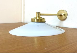 Aplique modernista latón y cristal opalina