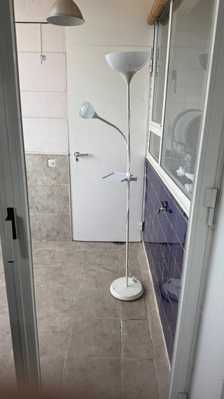 Lámpara de pie IKEA con bandeja