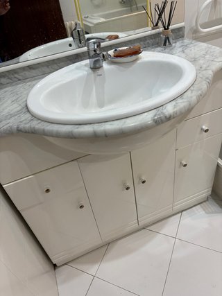 Mueble de baño blanco con encimera de mármol