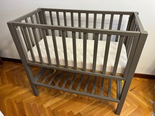 Cuna de madera gris