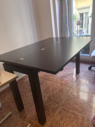 Mesa de comedor y 2 sillas