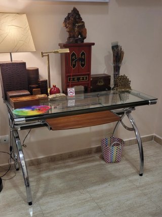 Mesa estudio de  cristal y acero.