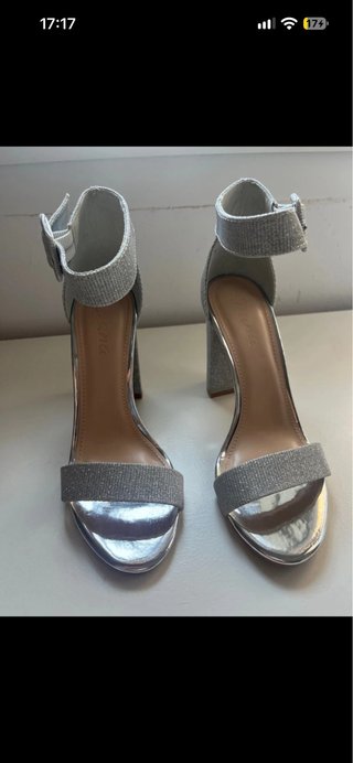 Zapatos de tacón plateados