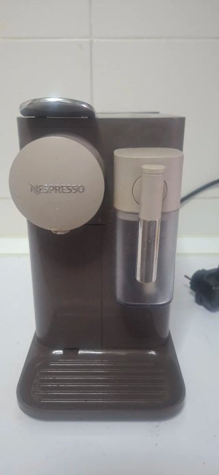 Cafetera Nespreso x De'Longhi Lattissima One EN500