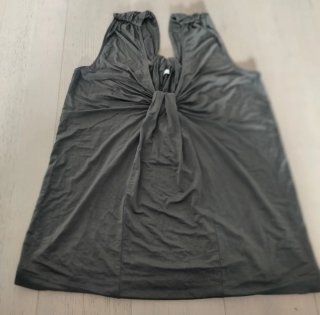 Camiseta de tirantes Zara verde oliva.